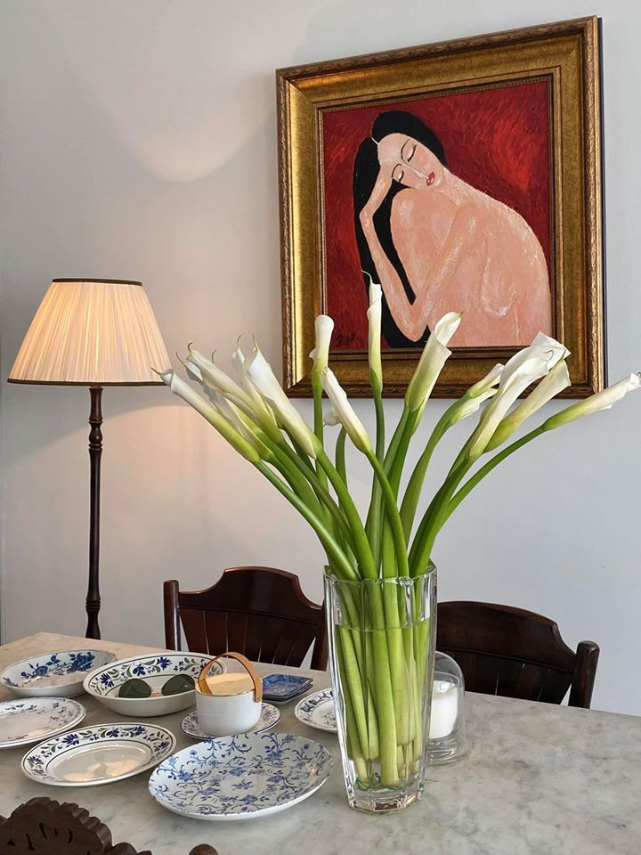 Hoa rum bên bàn ăn.