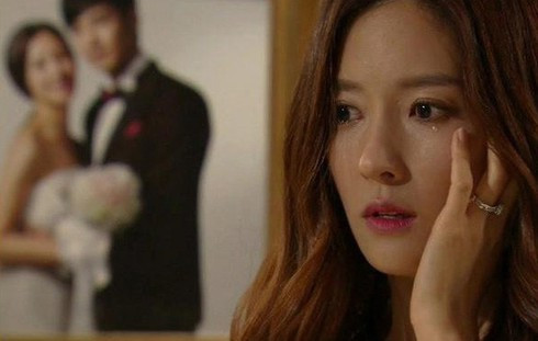 Đêm tân hôn chồng ném bộ quần áo và đi mất sau cuộc điện thoại Dem tan hon chong nem bo quan ao va di mat sau cuoc dien thoai