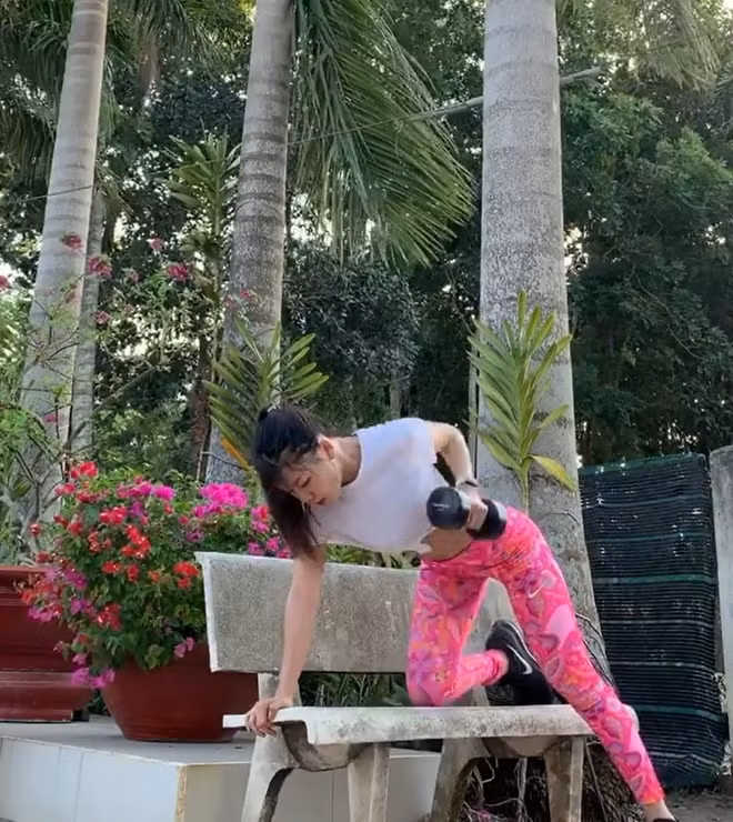 Chau Tuyet Van, Yen Xuan khoe bung 6 mui nho tap luyen o nha-Hinh-7