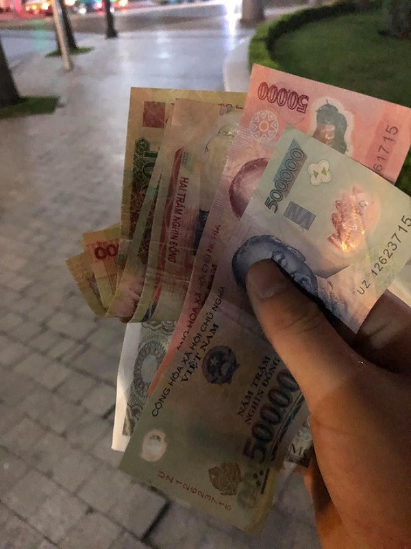 Nhat duoc tien roi, chang trai lam mot viec khien ai cung vo tay