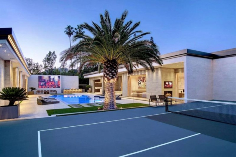  Kylie rất thích chụp ảnh trước hồ bơi nên đầu tư cho khoản này lớn.