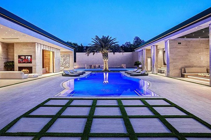 Bể bơi to và sang chảnh là một phần không thể thiếu trong nơi ở của Kylie Jenner. 