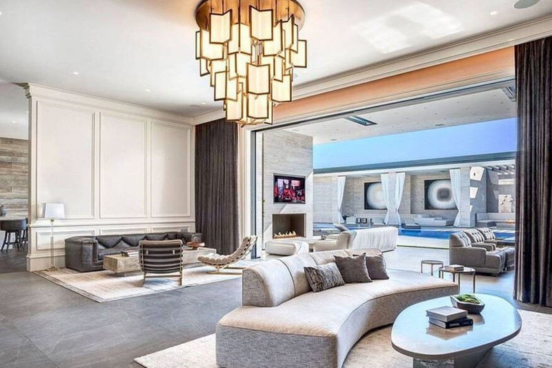 Giá ban đầu chủ nhân biệt thự này đưa ra là 45 triệu USD nhưng em gái Kim Kardashian đã thương lượng xuống còn 36,5 triệu USD.