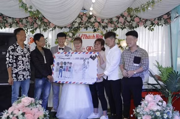 Hoi ban than mung dam cuoi phong bi 'sieu to khong lo'-Hinh-3