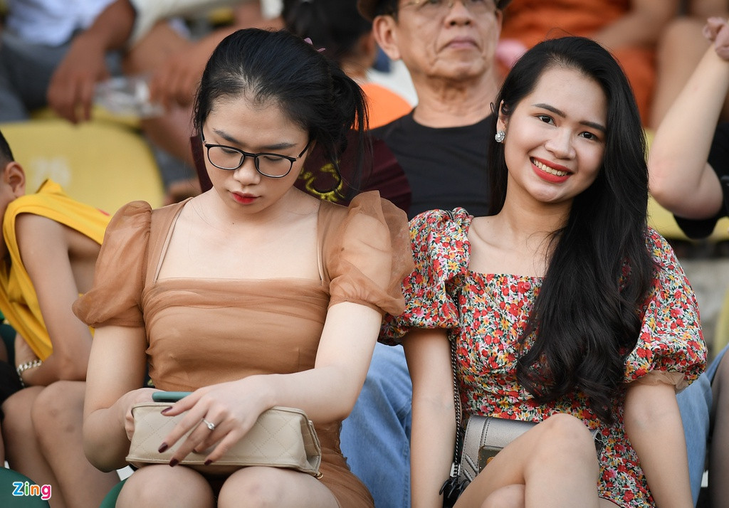 Trên khán đài sân Vinh còn xuất hiện nhiều bóng hồng xinh đẹp. Thu Hằng (phải) là cổ động viên trung thành của Sông Lam Nghệ An. Không chỉ thường xuyên đến sân Vinh, Hằng còn nhiều lần ra Hà Nội để cổ vũ cho đội bóng quê nhà.