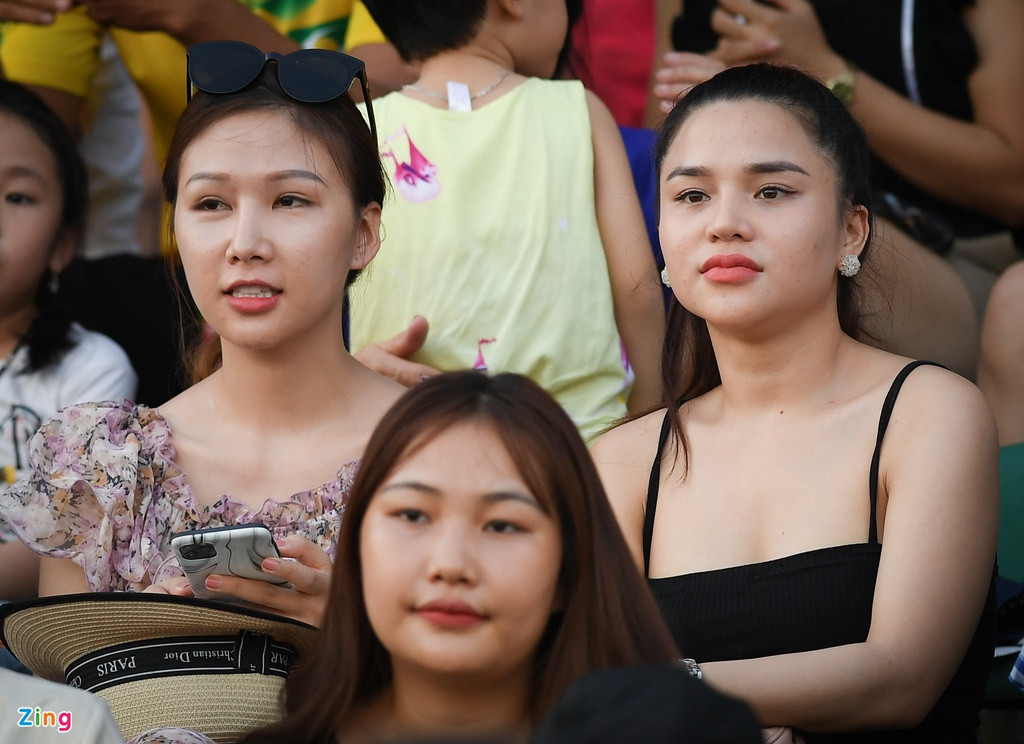 Những cô gái xinh đẹp khiến cho trận đấu không chỉ nóng trên sân cỏ mà còn nóng cả trên khán đài.