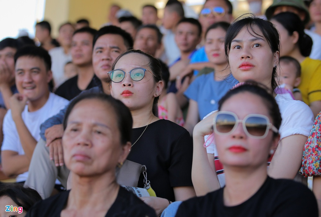 Khánh Linh (trái, vợ Hồ Khắc Ngọc) và Phương Chi (vợ thủ môn Nguyên Mạnh) ngồi cạnh nhau trong suốt trận đấu. Khắc Ngọc và Nguyên Mạnh vốn là cầu thủ của Sông Lam Nghệ An nhưng giờ đều đầu quân cho Viettel.