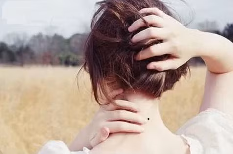 Những điểm trên cơ thể phụ nữ muốn che giấu lại hấp dẫn đàn ông nhất - Hình 4 Nhung diem tren co the phu nu muon che giau lai hap dan dan ong nhat-Hinh-4