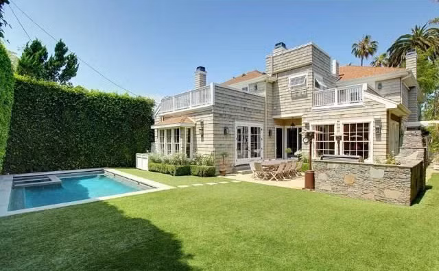 Căn biệt thự rộng được hoàn thiện vào năm 2003 với phong cách kiến trúc Cape Cod. Ngôi nhà rộng khoảng 510 m2 với 4 phòng ngủ và 5 phòng tắm.