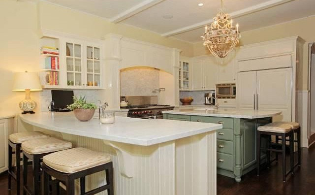 Nhà bếp lộng lẫy, khang trang được trang bị những công cụ nấu nướng hiện đại.