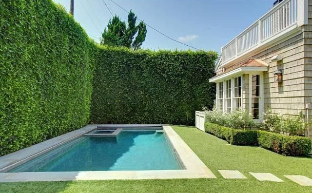 Không gian thư giãn ngoài trời được thiết kế đơn giản với hồ bơi, bồn ngâm nước nóng, sân vườn, và khu vực nấu nướng, ăn uống.