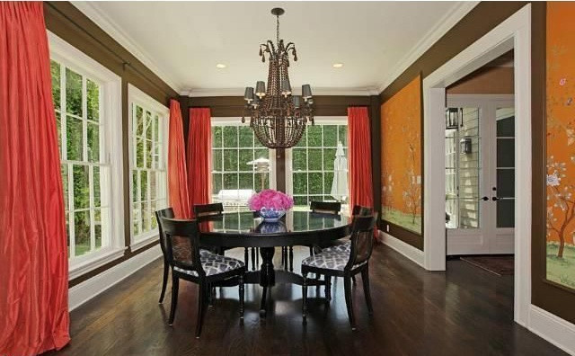 Phòng ăn thanh lịch, trang trọng, tràn ngập ánh sáng tự nhiên là một sự kết hợp hài hòa giữa những tông màu nổi bật, bắt mắt.