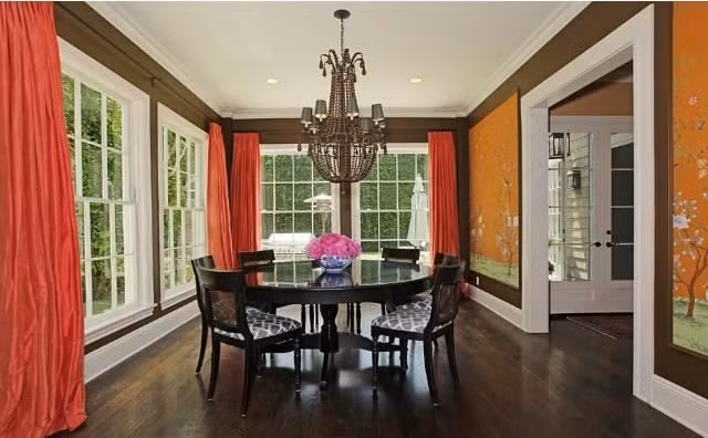 Phòng ăn thanh lịch, trang trọng, tràn ngập ánh sáng tự nhiên là một sự kết hợp hài hòa giữa những tông màu nổi bật, bắt mắt.