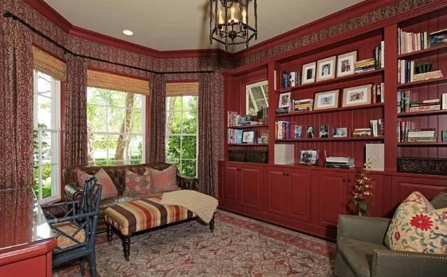 Thư viện trang nhã với điểm nhấn là những bức tường màu đỏ anh đào.