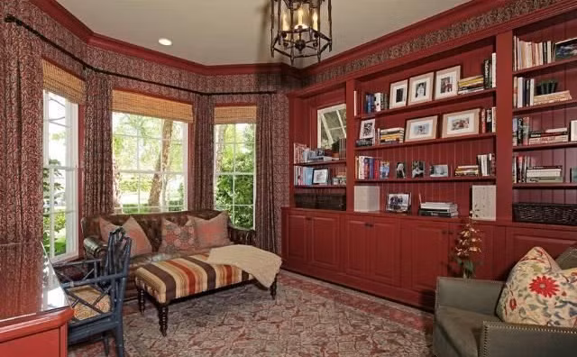 Thư viện trang nhã với điểm nhấn là những bức tường màu đỏ anh đào.