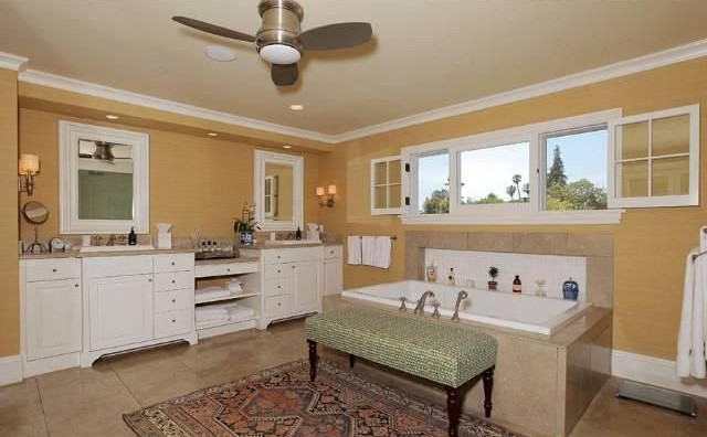 Phòng tắm chính sang trọng với hàng loạt tiện nghi hiện đại, cao cấp.