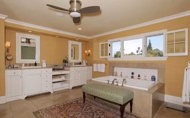 Phòng tắm chính sang trọng với hàng loạt tiện nghi hiện đại, cao cấp.