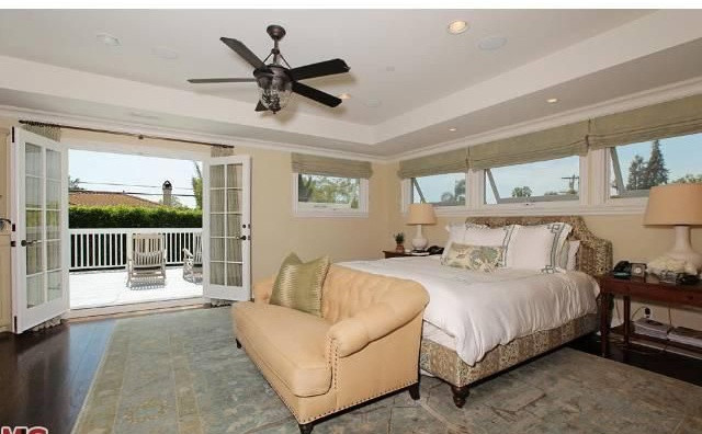 Phòng ngủ chính rộng lớn, mang tông màu be chủ đạo, được kết nối trực tiếp với phòng làm việc, phòng tắm, phòng chứa quần áo, và ban công thoáng đãng.