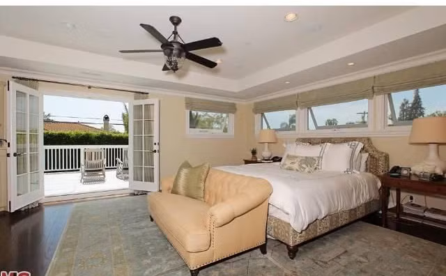 Phòng ngủ chính rộng lớn, mang tông màu be chủ đạo, được kết nối trực tiếp với phòng làm việc, phòng tắm, phòng chứa quần áo, và ban công thoáng đãng.