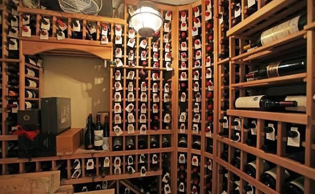 Một trong những tiện ích nổi bật của căn biệt thự là hầm rượu vang với sức chứa khá lớn.