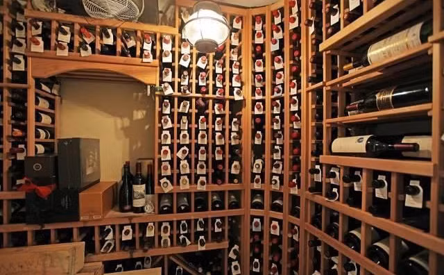 Một trong những tiện ích nổi bật của căn biệt thự là hầm rượu vang với sức chứa khá lớn.