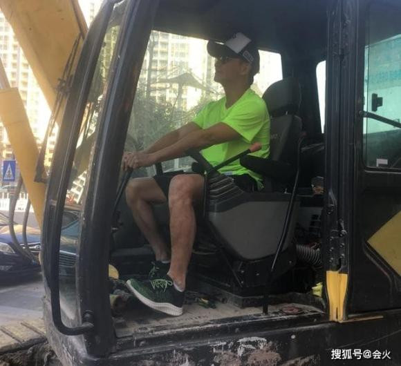 Ha Gia Kinh phai lai may xuc kiem tien o tuoi ngoai 60?