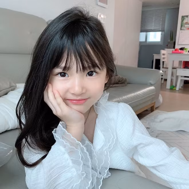 Nhờ độ nổi tiếng trên mạng, Gahee trở thành gương mặt được các nhãn hàng để mắt. Không chỉ thương hiệu thời trang mà các công ty về đồ chơi, thực phẩm cũng gửi sản phẩm để cô bé quảng cáo. Số tiền Gahee nhận được từ các bài đăng quảng cáo là không nhỏ.