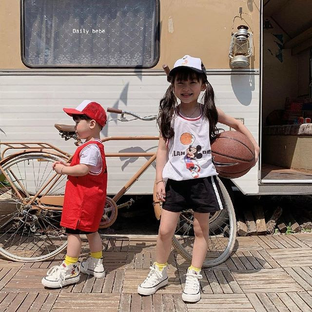 Hai chị em cũng thường xuyên xuất hiện trong những bộ hình chung, ăn mặc hợp rơ, có phong cách nổi bật. Mẹ Gahee cũng là người quản lý cho các con. Để bảo vệ quyền riêng tư, mẹ bé hiếm khi tiết lộ thông tin của con. Mọi dự án, hợp đồng đều được mẹ bé lựa chọn kỹ để phù hợp với các con. Cô cho biết mình từng chỉ có ý định khoe con với bạn bè, người thân, nhưng khi bé bắt đầu nổi tiếng, các nhãn hàng dần tìm tới. "Tôi đã hạn chế đưa ảnh các con lên mạng. Việc chúng quá nổi tiếng sẽ chỉ có hại mà thôi".