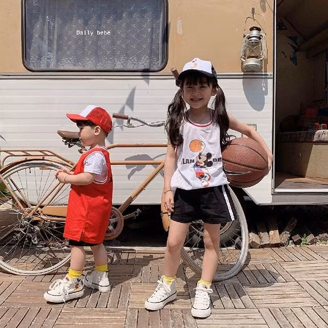 Hai chị em cũng thường xuyên xuất hiện trong những bộ hình chung, ăn mặc hợp rơ, có phong cách nổi bật. Mẹ Gahee cũng là người quản lý cho các con. Để bảo vệ quyền riêng tư, mẹ bé hiếm khi tiết lộ thông tin của con. Mọi dự án, hợp đồng đều được mẹ bé lựa chọn kỹ để phù hợp với các con. Cô cho biết mình từng chỉ có ý định khoe con với bạn bè, người thân, nhưng khi bé bắt đầu nổi tiếng, các nhãn hàng dần tìm tới. "Tôi đã hạn chế đưa ảnh các con lên mạng. Việc chúng quá nổi tiếng sẽ chỉ có hại mà thôi".