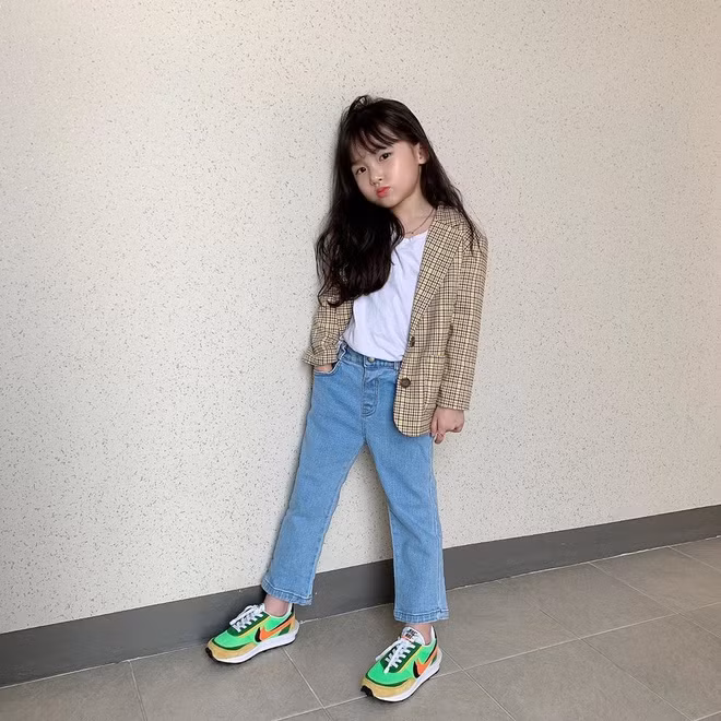 Bên cạnh ngoại hình búp bê, khả năng phối đồ "đỉnh" không kém fashionista chuyên nghiệp của Gahee khiến dân mạng "trầm trồ". Mẹ chính là người giúp cô bé 8 tuổi lựa chọn trang phục và ghi lại những bộ hình ấn tượng. Thần thái, biểu cảm trong các shot hình của mỹ nhân nhí xứ Hàn được đánh giá cao.