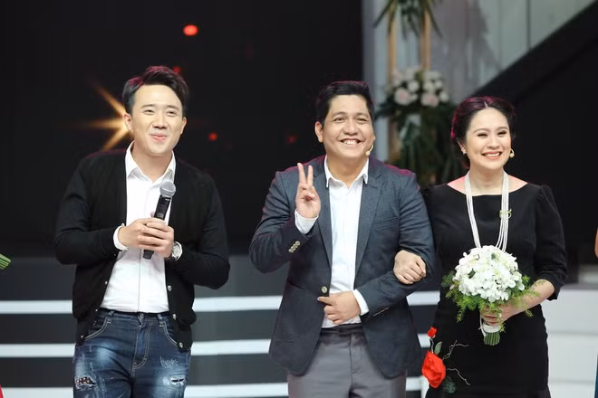Trước đó, xuất hiện trong một game show, Thanh Thúy cho hay đã rất sốc khi nghe câu hỏi của chồng: "Em có còn yêu anh không?". Và sau đó, cô đưa ra câu trả lời: "Em rất yêu anh. Yêu đến mức em nghĩ rằng không chỉ một thập kỷ này mà còn 5, 10, 15, thậm chí còn ở kiếp sau, em vẫn muốn làm vợ anh".
