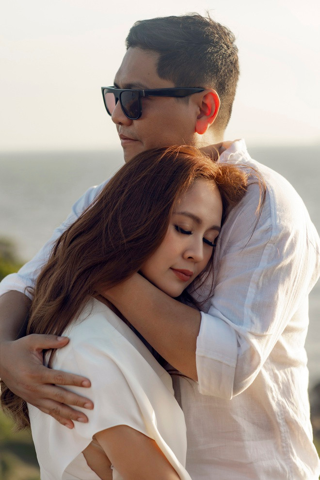 “Kỷ niệm 12 năm ngày cưới của chúng ta. Bao lời ngôn tình cũng đã dùng, biết nói gì bây giờ? Chúng ta đã có hai con trai thật kháu khỉnh. Cùng với tình cảm mà ta dành cho nhau, đó là hạnh phúc mà Chúa đã ban tặng, nên phải cố mà giữ lấy và vun đắp", anh viết.