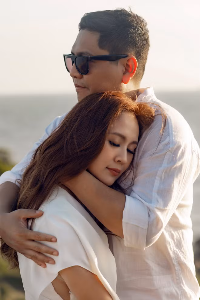 “Kỷ niệm 12 năm ngày cưới của chúng ta. Bao lời ngôn tình cũng đã dùng, biết nói gì bây giờ? Chúng ta đã có hai con trai thật kháu khỉnh. Cùng với tình cảm mà ta dành cho nhau, đó là hạnh phúc mà Chúa đã ban tặng, nên phải cố mà giữ lấy và vun đắp", anh viết.