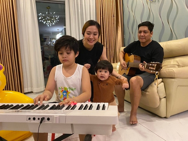 Thanh Thúy cho rằng vợ chồng làm cùng công ty nên dễ mang xung đột trong công việc về nhà. Vì vậy, cô đề ra quy tắc giữ hạnh phúc bằng cách đề nghị chồng không mang việc về nhà.