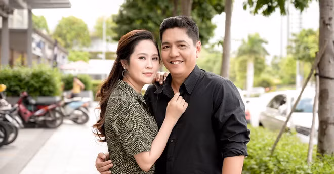 Trong lần chia sẻ với Zing, Đức Thịnh thừa nhận anh và vợ từng trải qua sóng gió nhưng hiện tại, mọi thứ tồi tệ đã qua. "Tôi hiểu được áp lực của Thúy khi bước sang lĩnh vực mới. Trong khi tôi là nghệ sĩ, phản ứng theo kiểu nghệ sĩ. Tôi nghĩ đàn ông đúng nghĩa cần phải bao dung. Đàn ông nên cao thượng, không nên quá để ý đến chuyện nhỏ nhặt", anh chia sẻ.