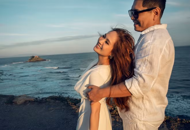  Đức Thịnh và Thanh Thúy là cặp đạo diễn, nhà sản xuất ăn ý khi tạo ra nhiều bộ phim đạt doanh thu hơn 100 tỷ đồng như Siêu sao siêu ngố, Trạng Quỳnh. Mới đây, cặp cả hai kỷ niệm 12 năm ngày cưới bằng một bộ ảnh tình tứ, ghi lại khoảnh khắc hạnh phúc của cả hai. Đức Thịnh không quên dành cho vợ những chia sẻ tình cảm.