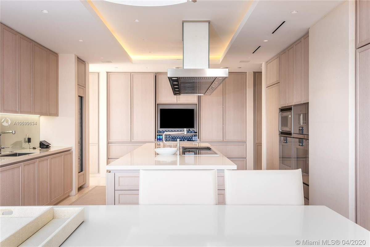 Nhà bếp rộng rãi, mang phong cách hiện đại, được trang bị các công cụ nấu nướng cao cấp và hệ thống tủ gỗ.