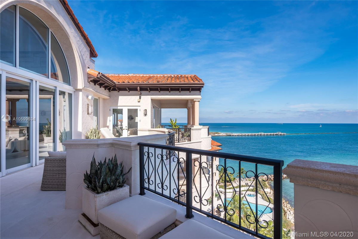 Căn penthouse có diện tích khoảng 573 m2 với 4 phòng ngủ và 6 phòng tắm. Tỷ phú Canada mua nó vào năm 2014 với giá 13,5 triệu USD.