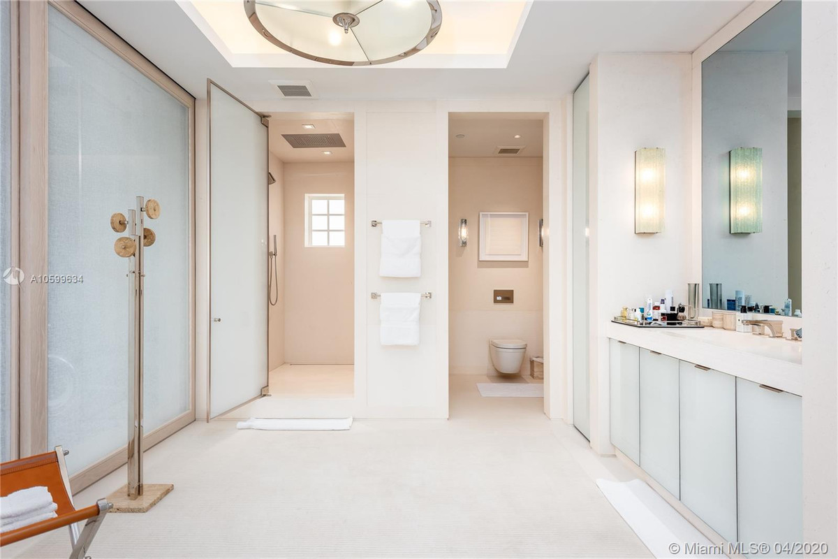 Phòng tắm chính mang các đường nét hiện đại, được trang bị đầy đủ tiện nghi cao cấp và được chia thành những khu vực khác nhau.