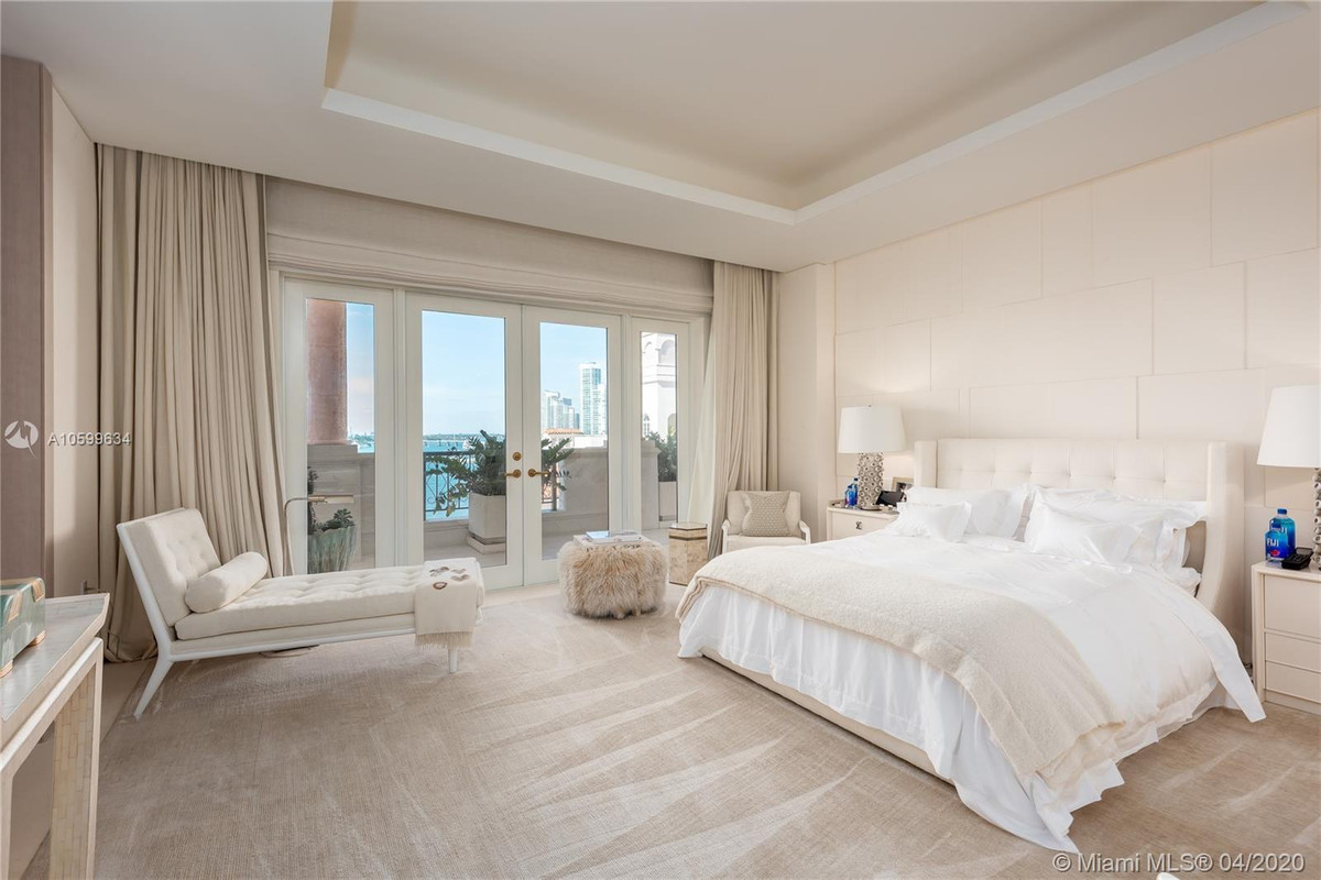 Phòng ngủ chính trang nhã, thanh lịch, được tích hợp với ban công, phòng tắm và phòng thay đồ.