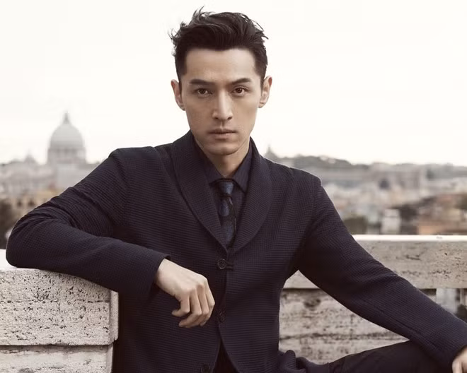 Dù có sự nghiệp rực rỡ, nhưng Hồ Ca lại là người có vận đen trong tình duyên khi những mối tình của anh kết thúc dở dang. Nam diễn viên từng có thời gian hẹn hò nhiều đồng nghiệp nổi tiếng như Tiết Giai Ngưng, Giang Sơ Ảnh hay thiên kim Lâm Hiểu. Sau những đoạn tình cảm không có kết thúc viên mãn, Hồ Ca vẫn là quý ông độc thân quyến rũ của showbiz. Đã bước sang tuổi 38, nhưng nam diễn viên vẫn chăm chỉ làm phù rể cho bạn và chuyên tâm cống hiến cho sự nghiệp.