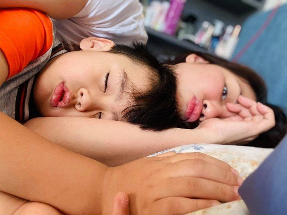 Dù là con trai nhưng bé Louis sống rất tình cảm khi nhà có mỗi hai mẹ con. Cậu bé luôn quấn quýt lấy mẹ mỗi khi nữ diễn viên có thời gian ở nhà. Theo bật mí của Ngọc Lan, vì cô thường đi quay phim, quay show về khá trễ, thậm chí có khi đi nhiều ngày liền. Khi cô về đến nhà đã muộn nên không thể đánh thức con trai. Bé Louis luôn tranh thủ buổi sáng mới tranh thủ chạy sang phòng mẹ chỉ để được ôm mẹ ngủ chốc lát rồi sau đó phải đến trường.