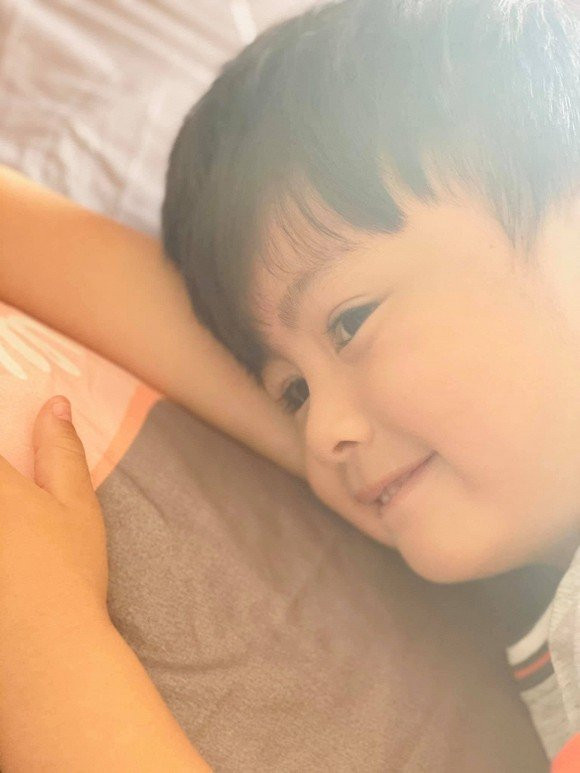 Louis cực đáng yêu khi ngủ dậy vào buổi sáng. Mọi người thường nghĩ cuộc sống của mẹ một bà mẹ đơn thân sẽ rất vất vả, sẽ thường cảm thấy tủi thân vì phải một mình lo toan tất cả mà không có sự đỡ đần, không có người đàn ông trong gia đình làm chỗ dựa, mặc dù có điều kiện kinh tế đi chăng nữa. Nhưng đối với Ngọc Lan, ngoài có kinh tế dư dả nuôi con, cô cũng hoàn toàn thoải mái về mặt tinh thần, không hề cô đơn khi có cậu con trai đáng yêu bên cạnh. Hai mẹ con Ngọc Lan cùng nhau có cuộc sống ngập tràn niềm vui và tiếng cười. Ngọc Lan là một trong những mẹ đơn thân đáng ngưỡng mộ nhất nhì showbiz Việt.