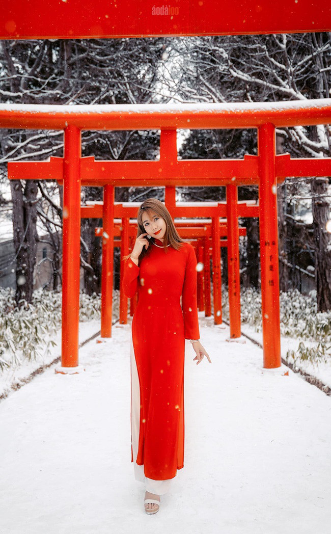 Bộ ảnh đầu tiên của dự án trong hành trình Ý – Hy Lạp – Thổ Nhĩ Kỳ vào tháng 5/2018. Trước đó, hồi tháng 3/2016, vợ chồng anh Tùng đã thực hiện những bức ảnh “thai nghén” trong chuyến đi Nhật Bản. Trong hai năm rưỡi, gia đình anh đã đi qua 12 quốc gia và 30 điểm đến khắp thế giới tại châu Âu, châu Á, châu Phi.