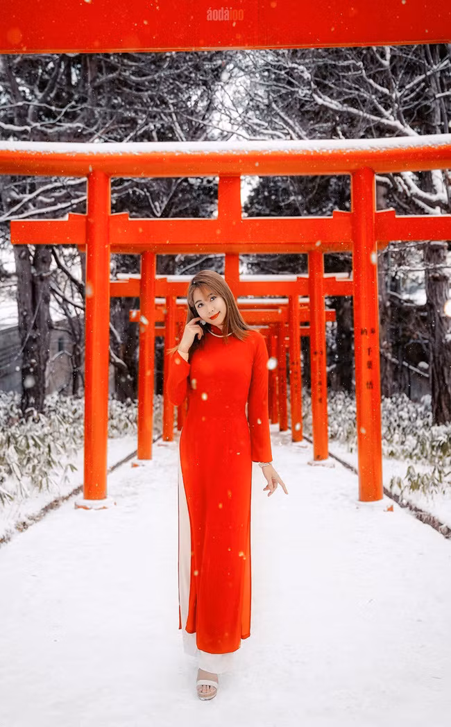 Bộ ảnh đầu tiên của dự án trong hành trình Ý – Hy Lạp – Thổ Nhĩ Kỳ vào tháng 5/2018. Trước đó, hồi tháng 3/2016, vợ chồng anh Tùng đã thực hiện những bức ảnh “thai nghén” trong chuyến đi Nhật Bản. Trong hai năm rưỡi, gia đình anh đã đi qua 12 quốc gia và 30 điểm đến khắp thế giới tại châu Âu, châu Á, châu Phi.