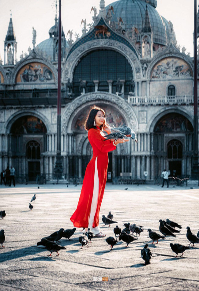 Trong quá trình chụp ảnh, nhiều người lầm tưởng áo dài là trang phục của nước khác nhưng anh Tùng đều kiên nhẫn giải thích về tà áo dài, biểu tượng văn hóa gắn với hình tượng phụ nữ Việt Nam một cách rất tự hào. Họ đều khen áo dài là trang phục đẹp, rất tôn dáng, thuận tiện cho việc đi lại hàng ngày, sự gợi cảm ở mức độ vừa phải và vẫn phù hợp với những nơi tôn nghiêm.