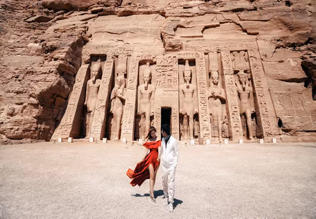 Anh Hoàng Thanh Tùng (37 tuổi, kiến trúc sư) có niềm đam mê xê dịch từ khi còn trẻ. Sau khi kết hôn với chị Nguyễn Thúy Quỳnh (30 tuổi, nhân viên ngân hàng), cả hai cùng thực hiện những chuyến đi vô cùng ý nghĩa và hạnh phúc. Một lần anh nói vui với vợ: "Hay mỗi lần đi đến đâu mình chụp một bộ ảnh áo dài làm kỷ niệm cho con cháu sau này thấy ông bà ngày xưa thế nào". Và thế là những bức ảnh đầu tiên trong dự án “Áo dài 100 điểm đến” ra đời.