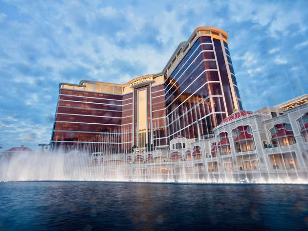 Wynn Palace là một trong những khu tổ hợp nghỉ dưỡng kiêm sòng bài sang trọng bậc nhất tại Macau. Với diện tích hơn 19.000 m2, khoảng 350 bàn chơi bạc và hơn 1.000 máy đánh bạc, Wynn cũng được chọn là nơi giải trí của những người mê đánh bạc khi tới Macau. Ảnh: Time Out.