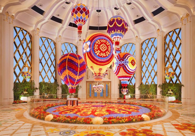 Ngoài ra, Wynn Palace còn mang đến cho du khách trải nghiệm không gian sang trọng, lộng lẫy với hồ nước nhân tạo khổng lồ. Mỗi tối, đều có chương trình nhạc nước với nhiều dịch vụ đẳng cấp khác. Ảnh: Agoda. Covid-19