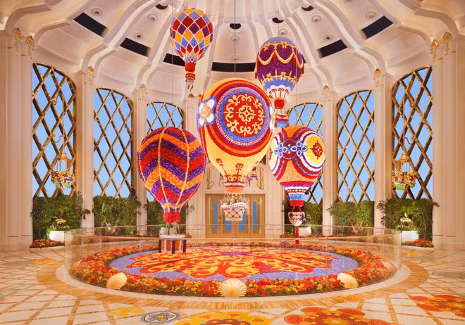 Ngoài ra, Wynn Palace còn mang đến cho du khách trải nghiệm không gian sang trọng, lộng lẫy với hồ nước nhân tạo khổng lồ. Mỗi tối, đều có chương trình nhạc nước với nhiều dịch vụ đẳng cấp khác. Ảnh: Agoda. Covid-19